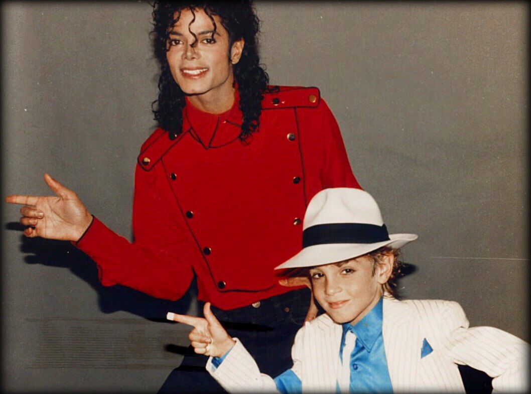 Майкл Джексон и Уэйд Робсон (источник – esquire.ru)