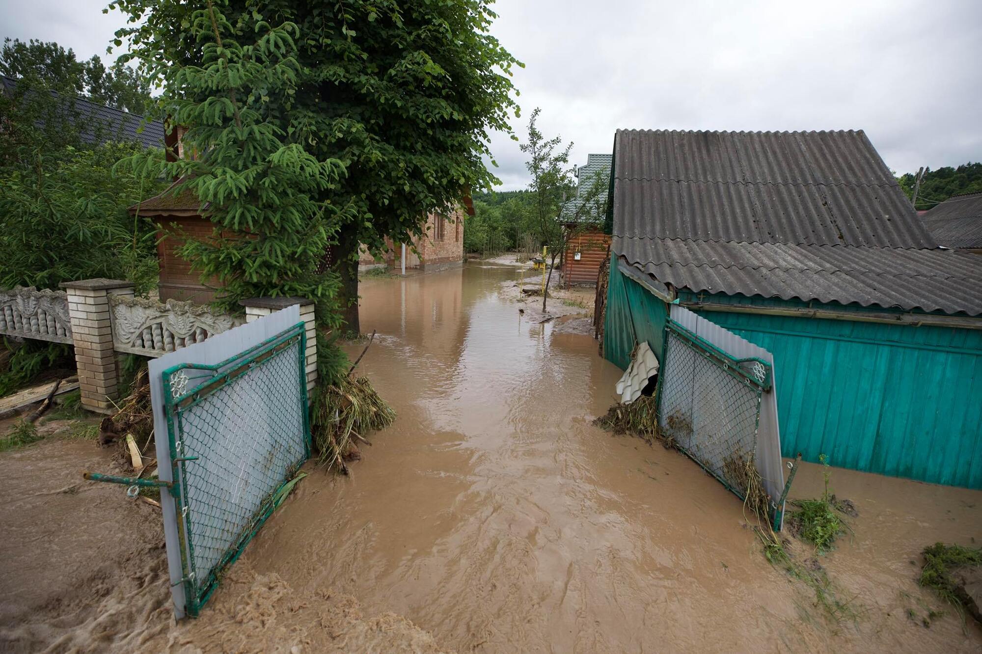 Последствия наводнения на западе Украины
