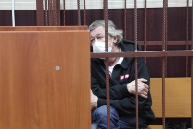 Михаил Ефремов в суде (источник – rbc.ru)