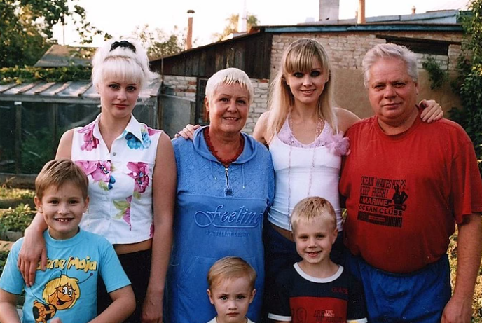 Певица Натали с семьей (ее отец – крайний справа)