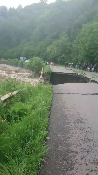 Вода разрушила часть дороги