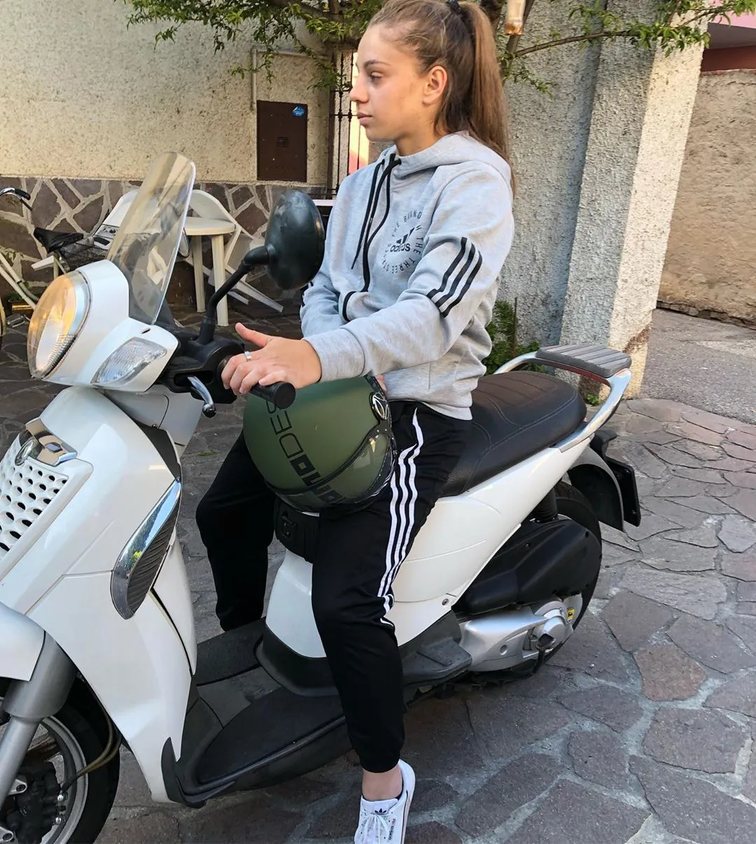Итальянская футболистка-красавица разбилась насмерть на скутере