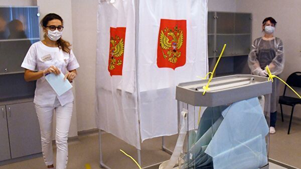 Россияне голосуют за поправки в Конституцию РФ