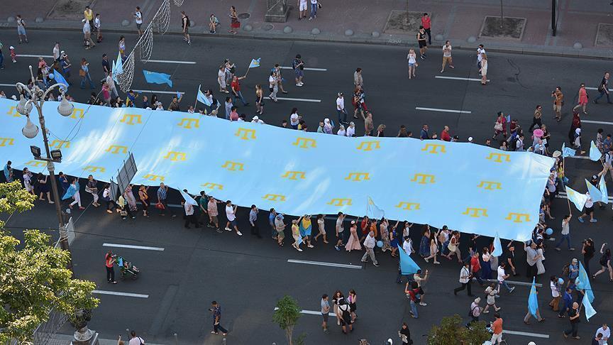Крымскотатарский флаг изображает желтый герб на голубом фоне