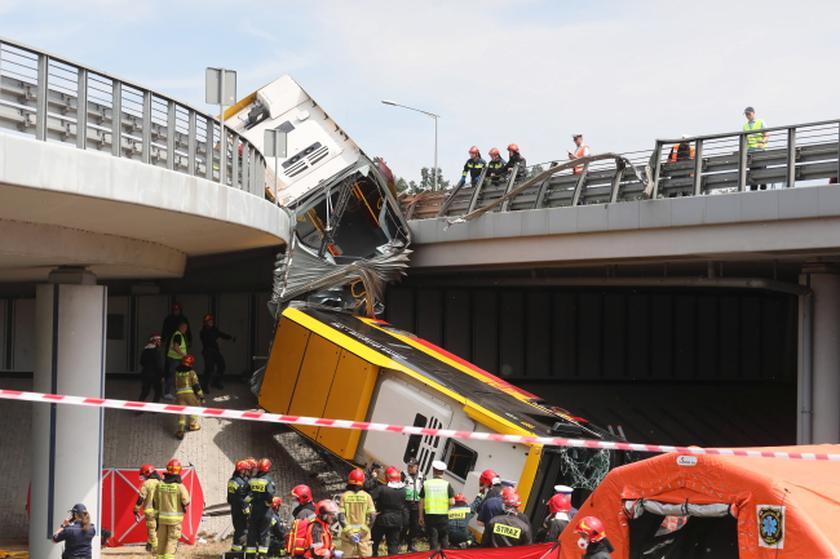 В Варшаве пассажирский автобус упал с моста
