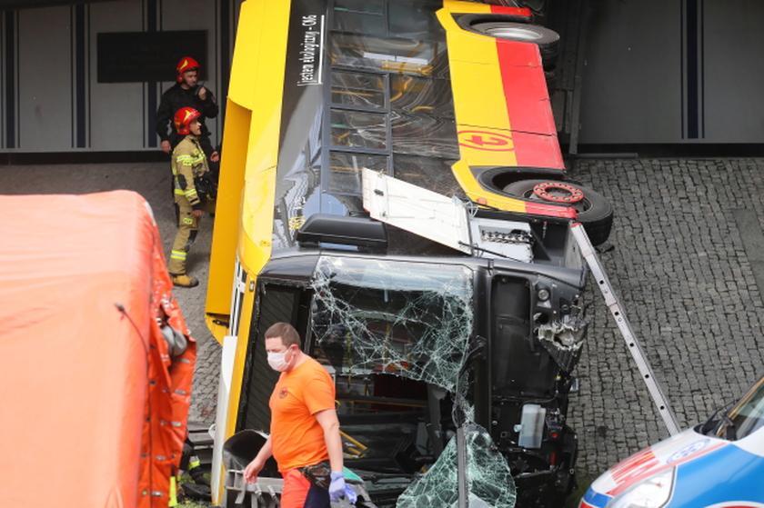 В Польше автобус упал с моста: есть жертвы, десятки раненых