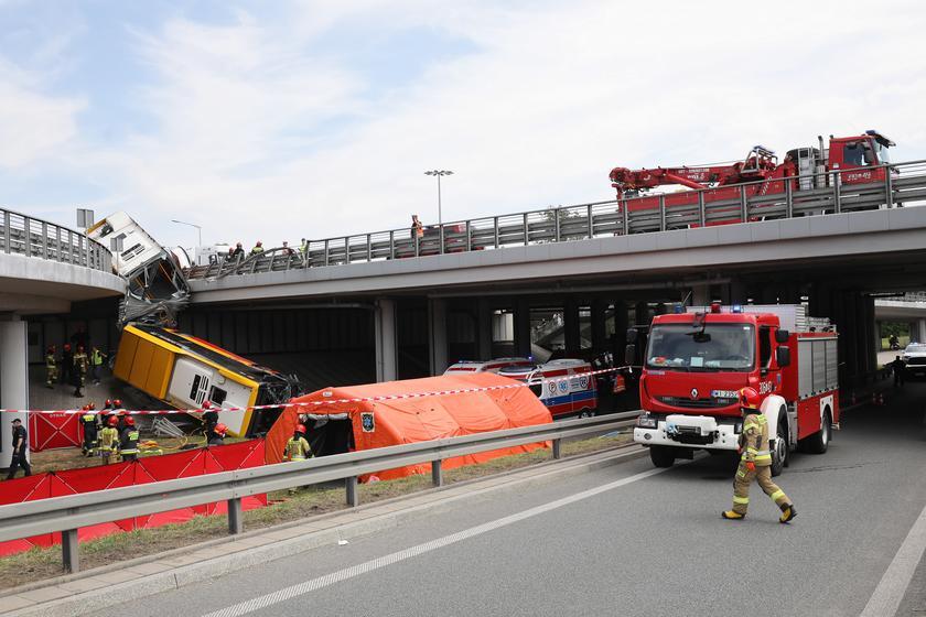 В Польше автобус упал с моста: есть жертвы, десятки раненых