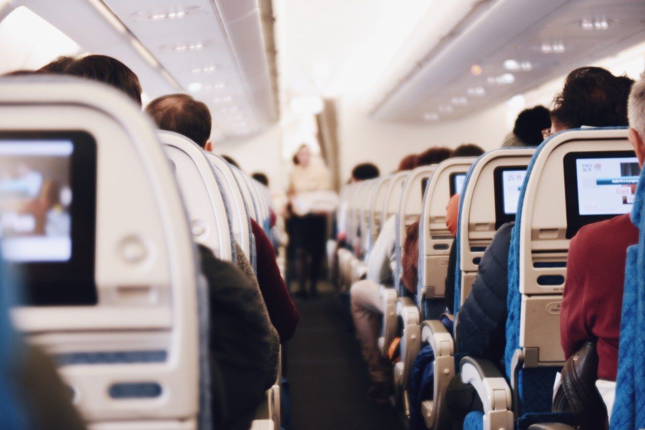 Как одеваться для перелета, чтобы получать бесплатные бонусы: стюардесса раскрыла секрет