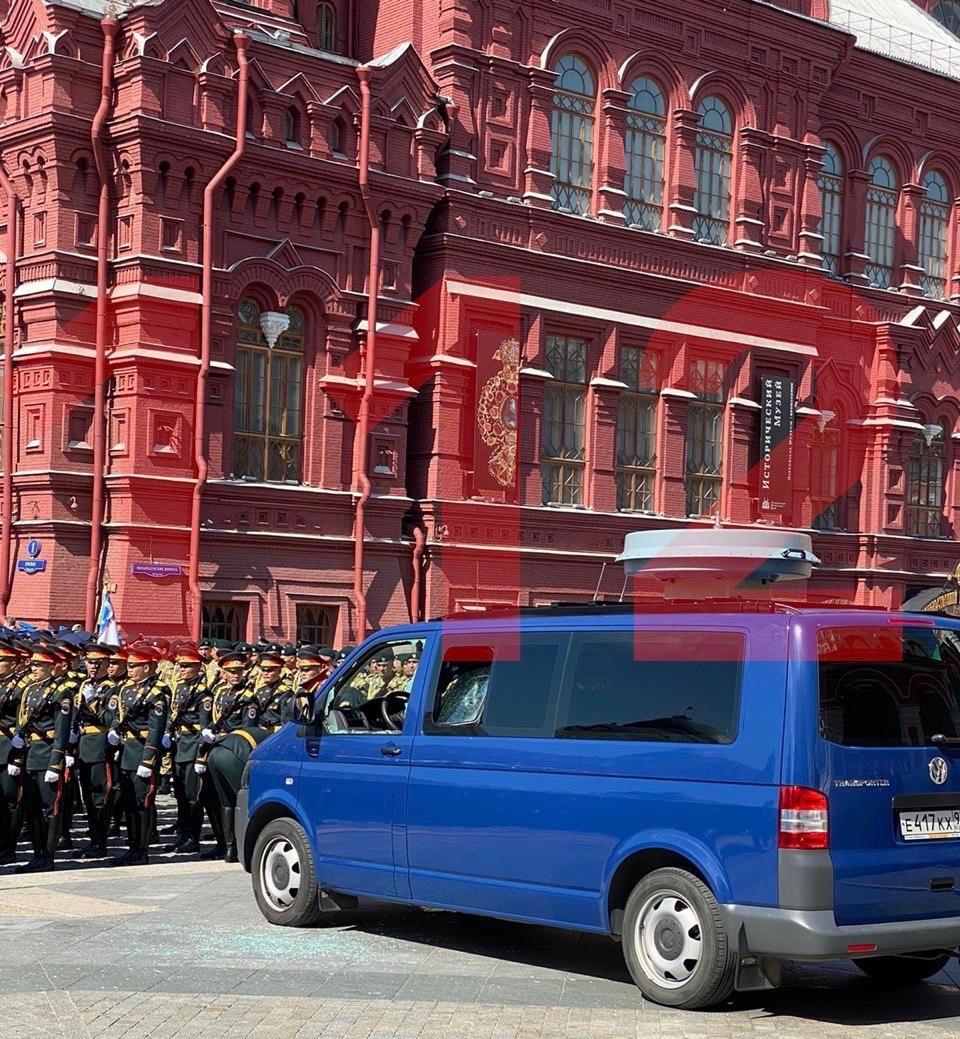 На параде в Москве солдат оружием разбил машину ФСО и заявил, что его "облучают"