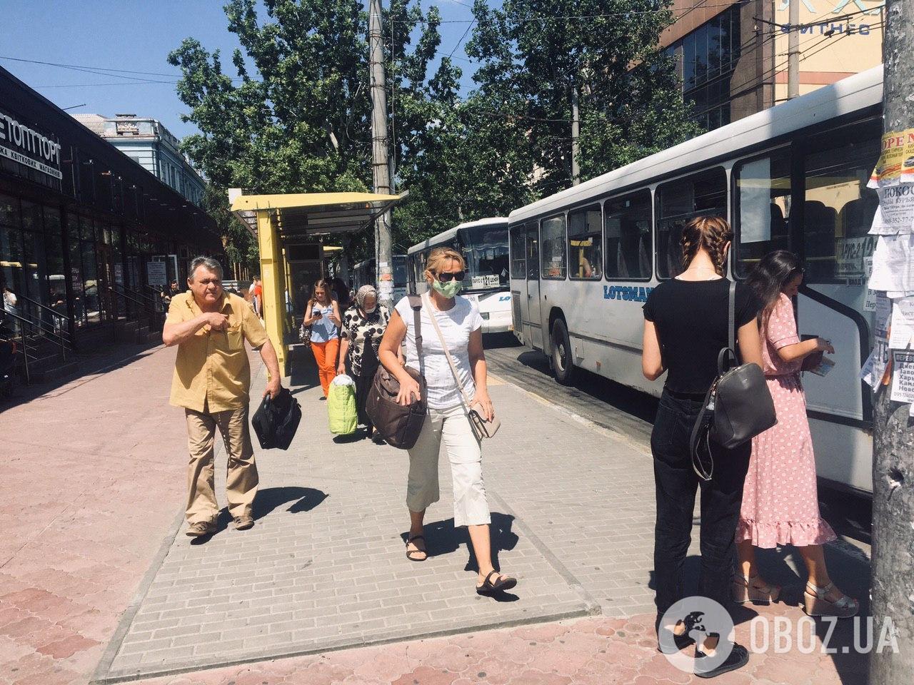 Деякі не знімають маску, поки знаходяться на вулиці