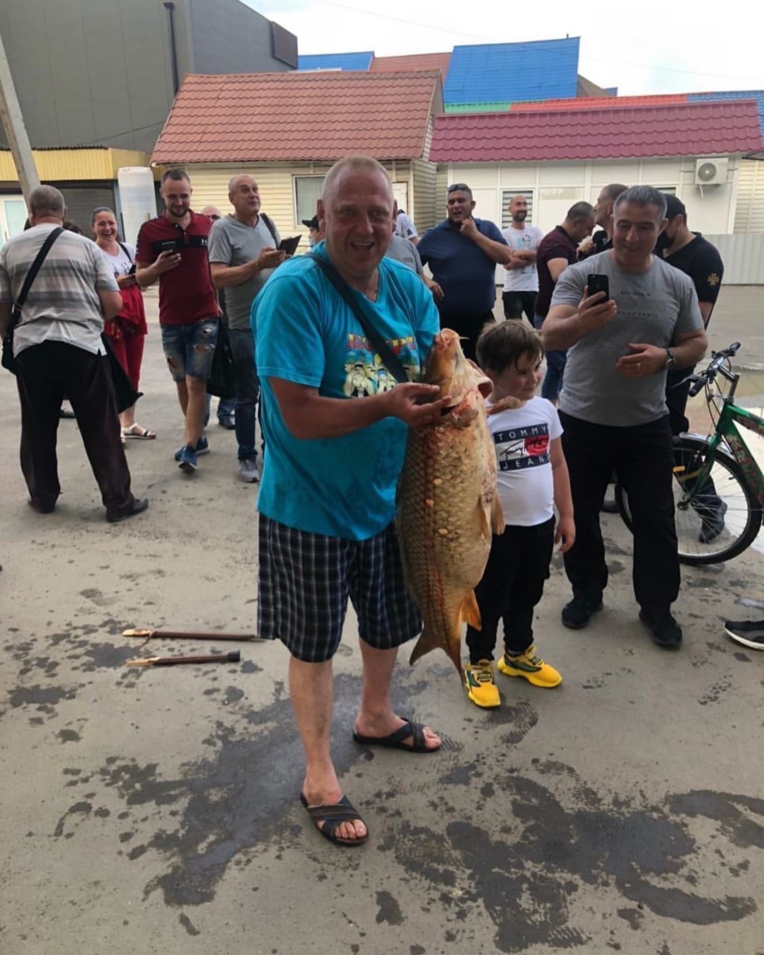 Мужчина поймал рыбу в луже в Черновцах