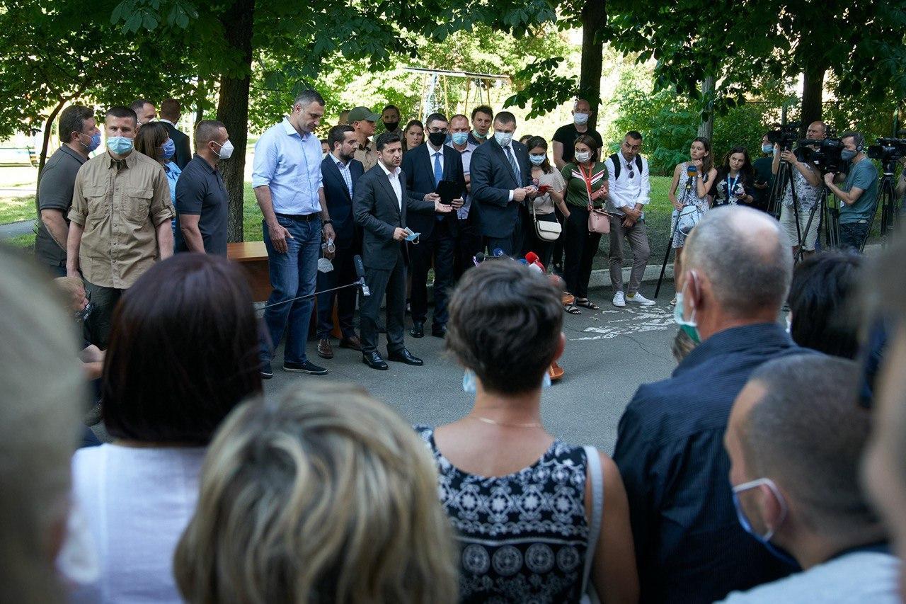 Зеленский передал 12 квартир пострадавшим от взрыва на Позняках