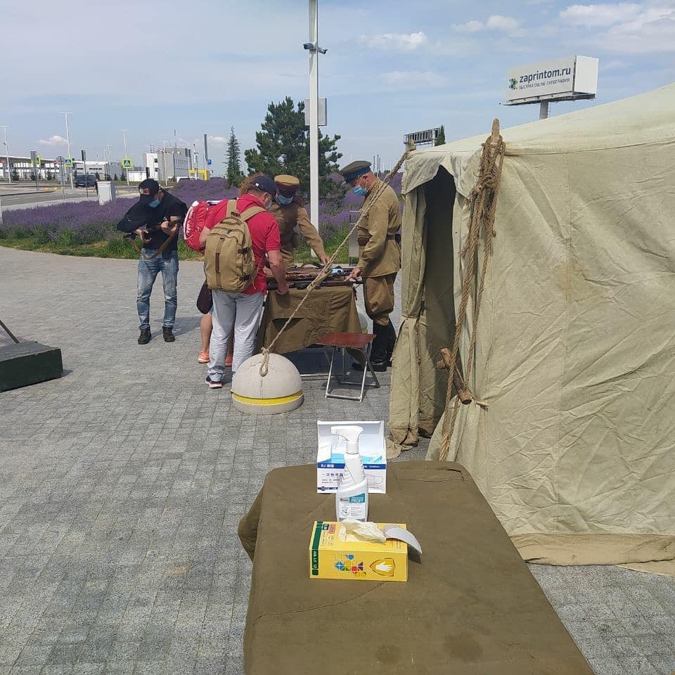 Возле аэропорта также установили военную палатку