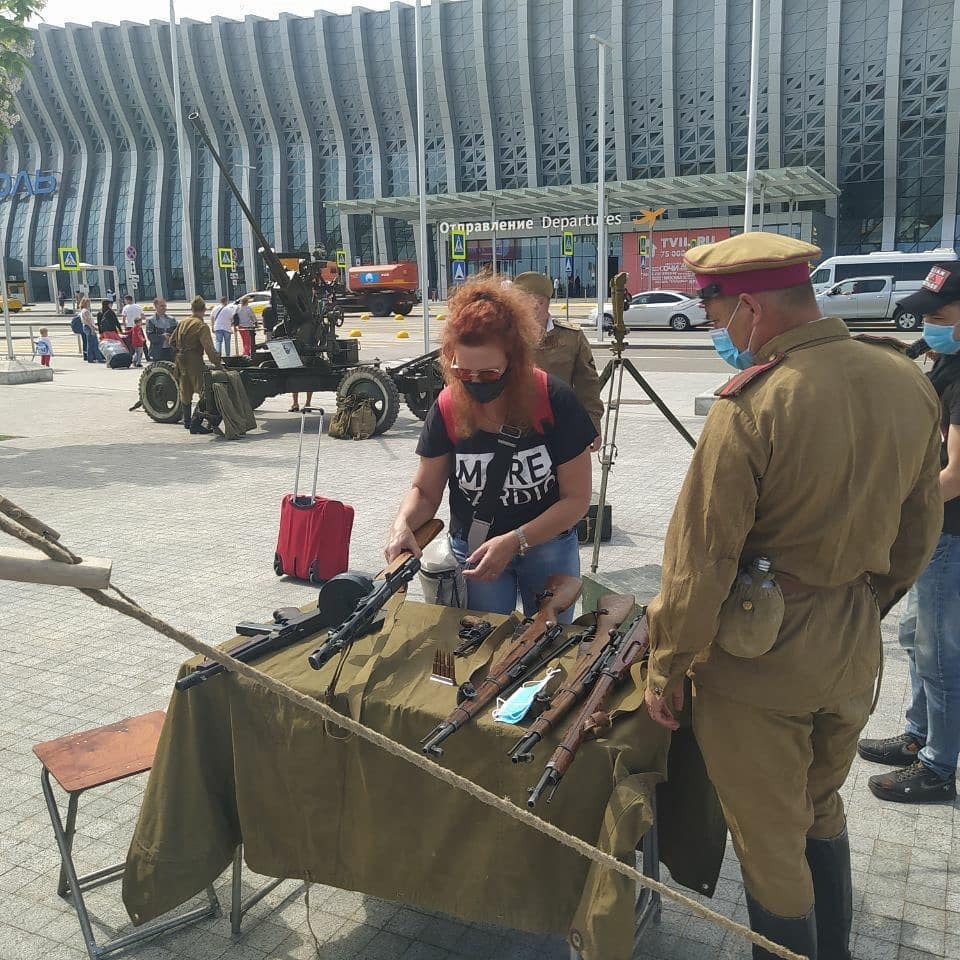 Окупанти переодяглися у радянську форму і пропонували перехожим розібрати автомат