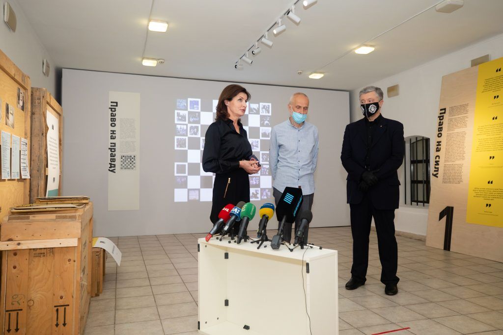 В музее Гончара открылась уникальная выставка картин из семейной коллекции Порошенко. Фото