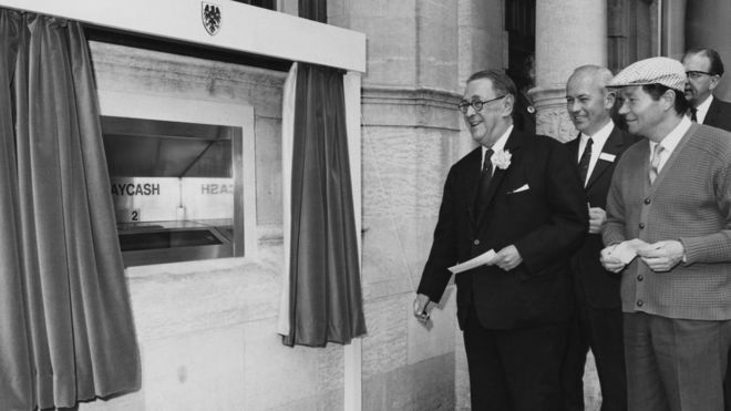 Первый в мире банкомат
