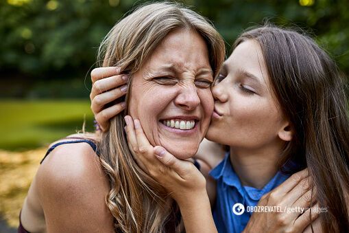 Прояв ласки між матір’ю і донькою