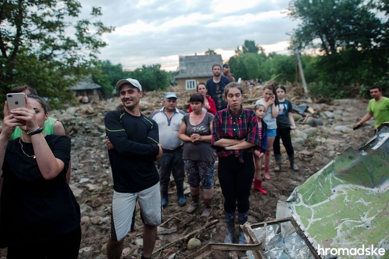 Визит Зеленского на затопленное Прикарпатье показали в фоторепортаже