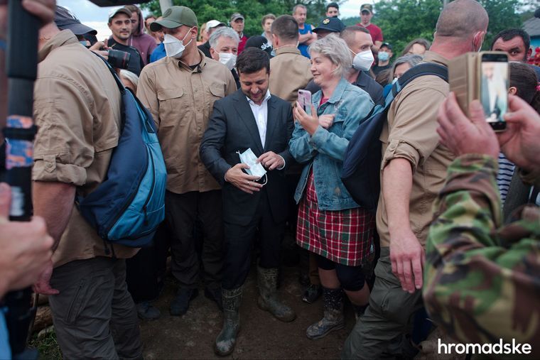 Визит Зеленского на затопленное Прикарпатье показали в фоторепортаже