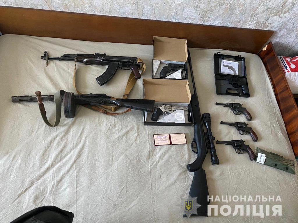 Під Києвом чоловік відкрив стрілянину