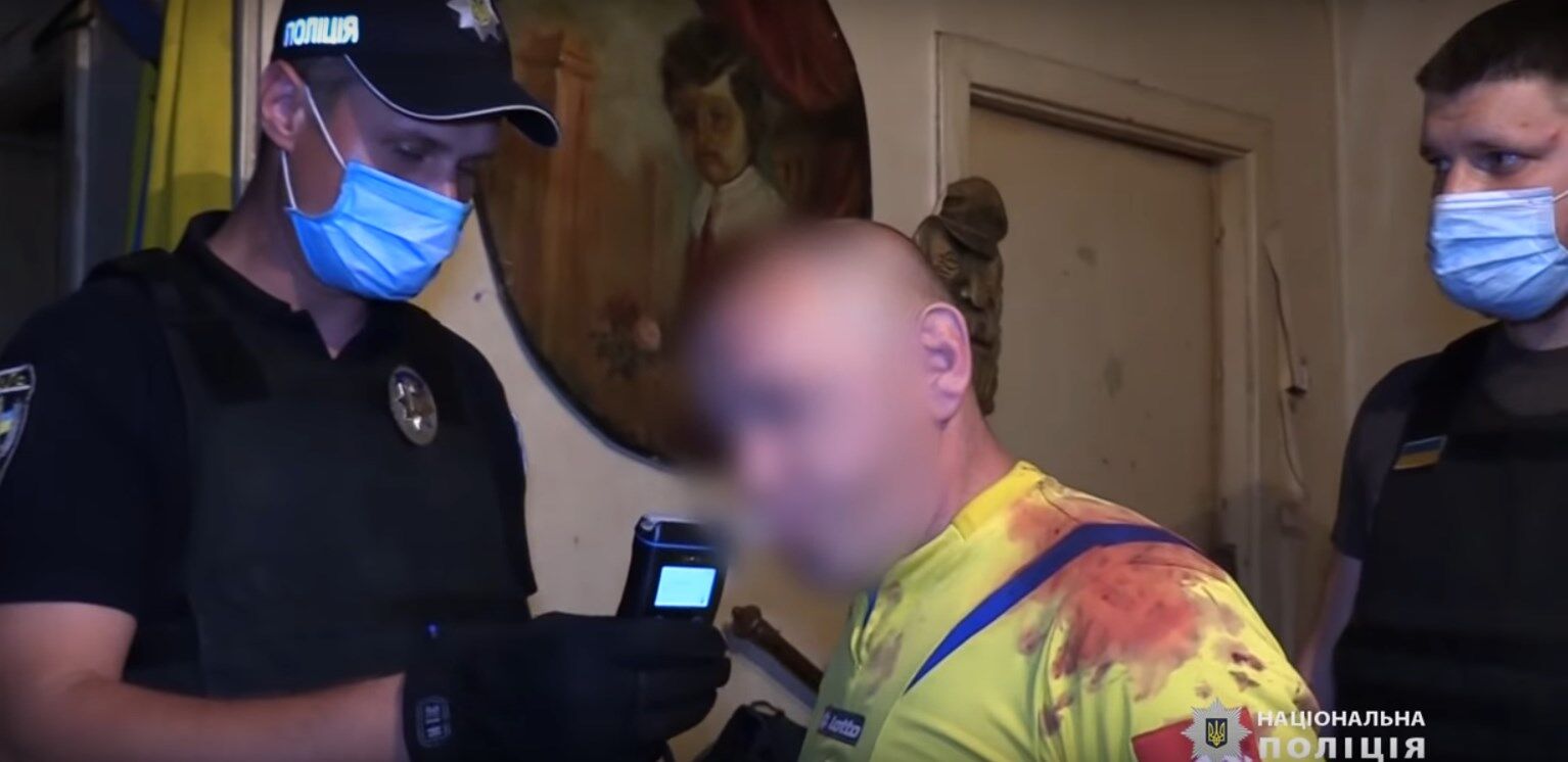 Полицейские с подозреваемым в квартире, где был избит ребенок