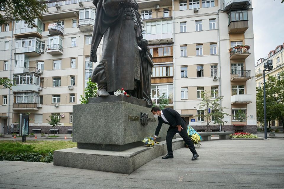 Зеленский возложил цветы к памятнику Пилипа Орлика