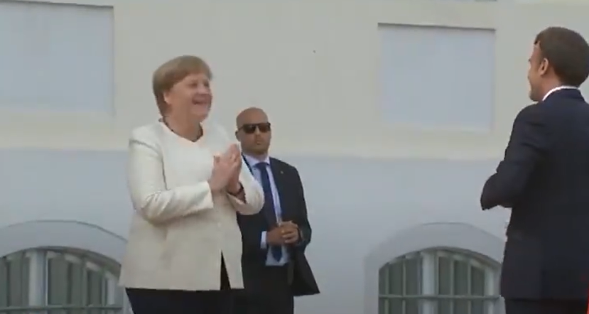 Меркель и Макрон поприветствовали друг друга
