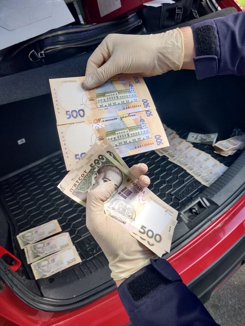 В Киеве топ-чиновника МОН поймали на взятке в 300 тысяч грн