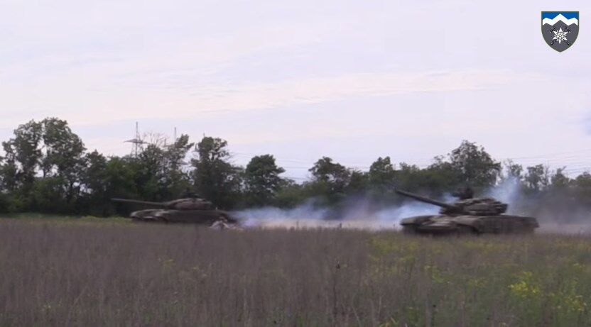Украинские военные устроили гонку на танках
