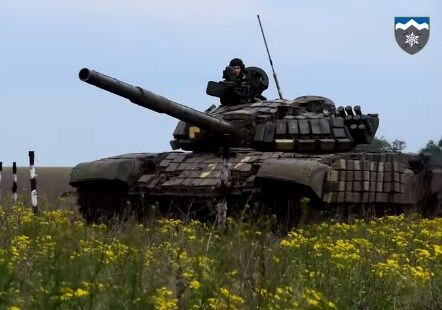 Украинские военные устроили гонку на танках