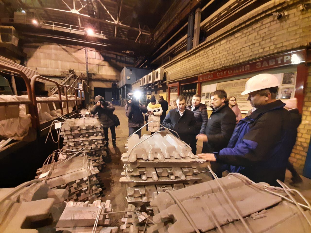 Екс-міністр економіки України Тимофій Милованов інспектує зруйнований Запорізький виробничий алюмінієвий комбінат в 2019 році