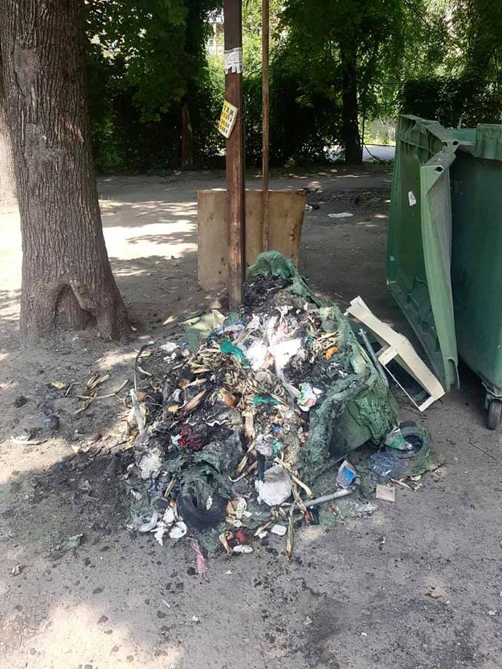 У Дніпрі вандали знищують сміттєві баки. Фото пресслужби Департаменту екологічної політики