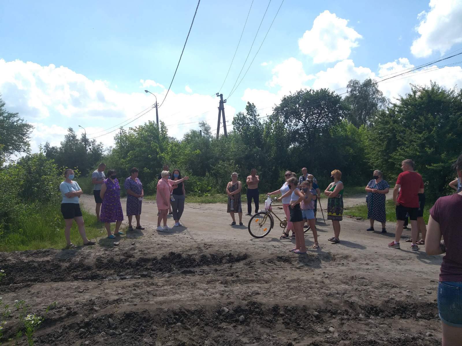 В Шепетовке жители заблокировали дорогу для военной техники