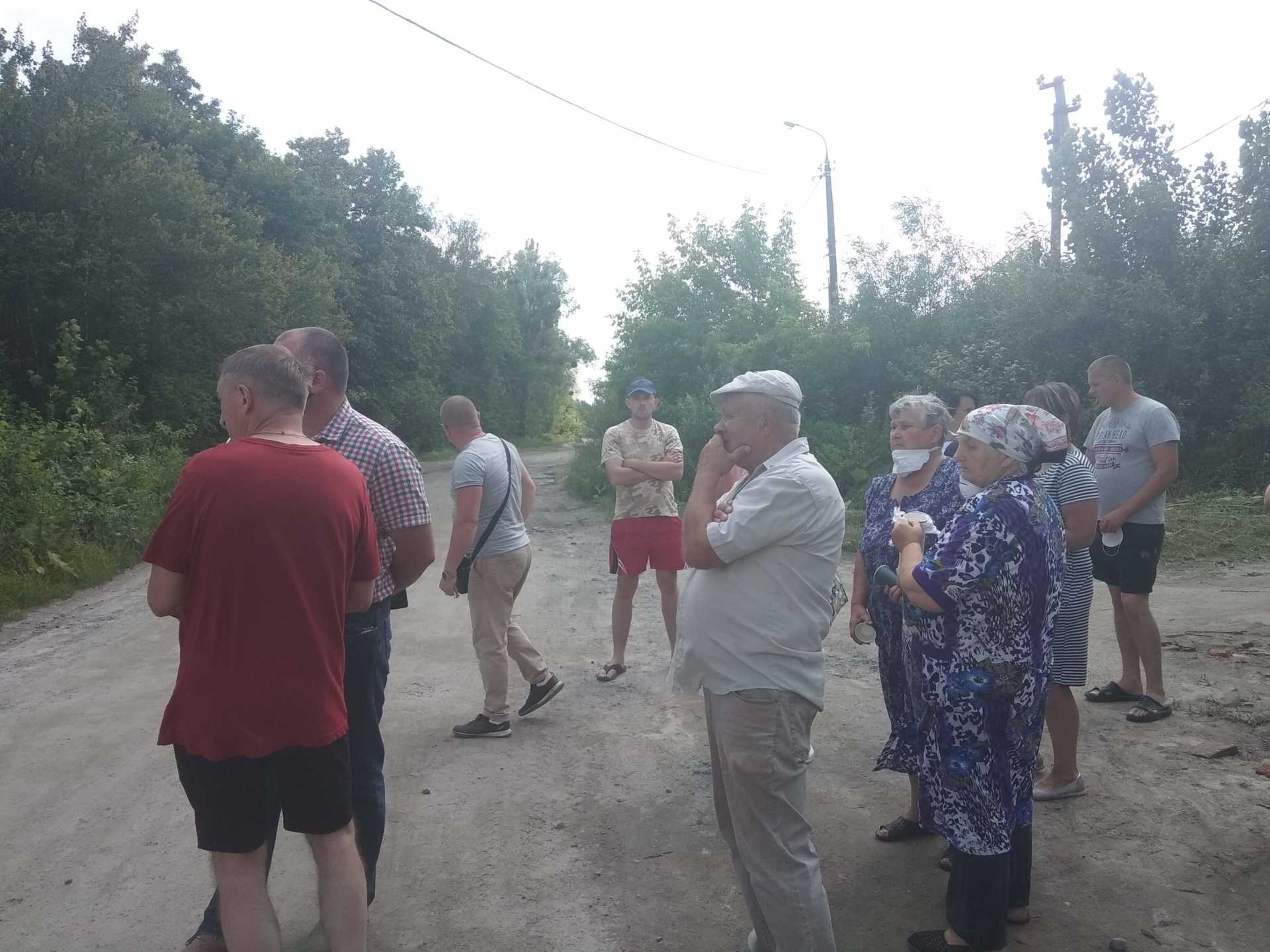В Шепетовке жители заблокировали дорогу для военной техники