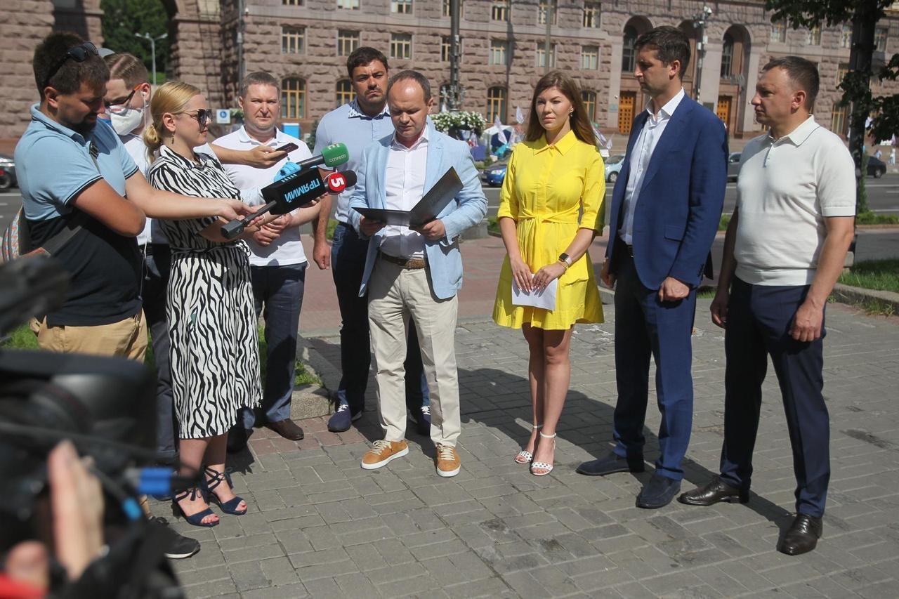 У Київраді зажадали від Зеленського припинити політичні переслідування Порошенка та активістів