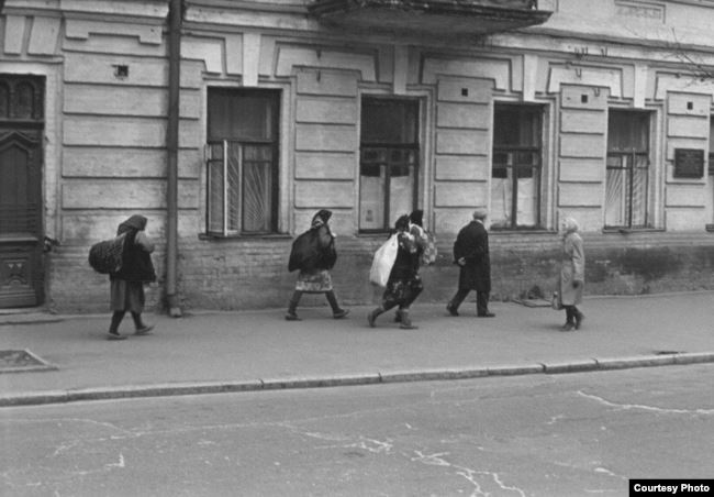 Фотограф пытался показать своими снимками, что лица прохожих в СССР похожи на тротуары – такие же серые