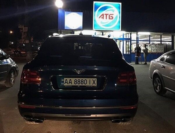 Bentley Bentayga на парковке возле АТБ, 2018 год