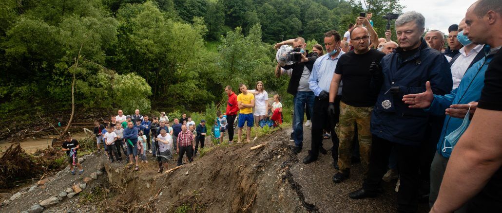 Порошенко звернувся до уряду через повені на Прикарпатті