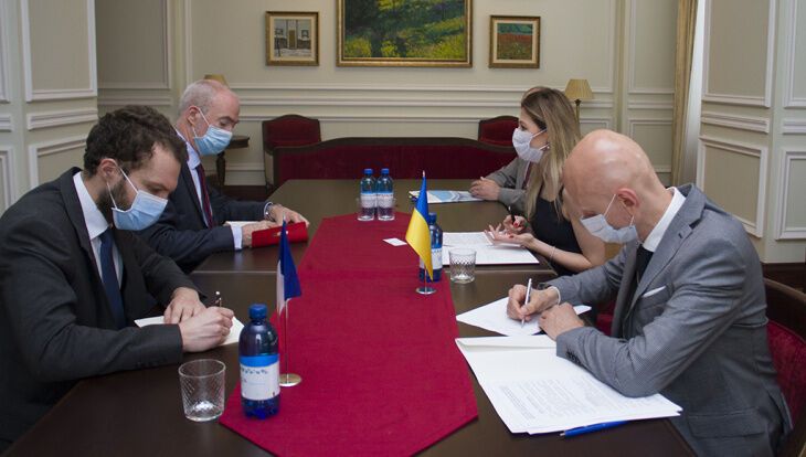 Эмине Джапарова встретилась с послом Франции в Украине Этьеном де Понсеном