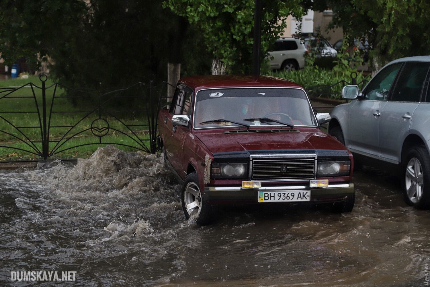 Сильна злива пролилася над Одесою і частково затопила кілька центральних вулиць