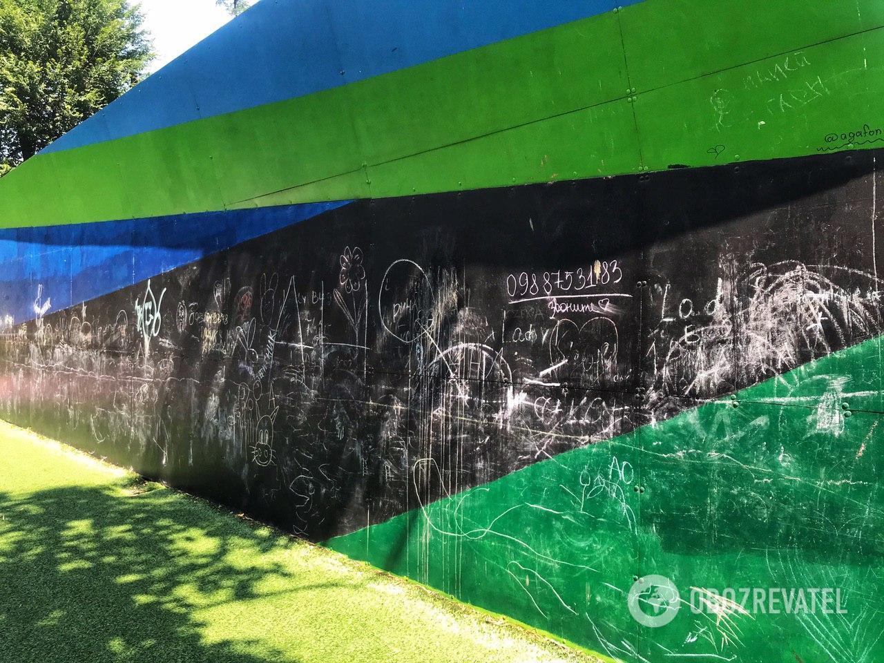 В Днепре вандалы обрисовывают детские площадки, в том числе и инклюзивный парк