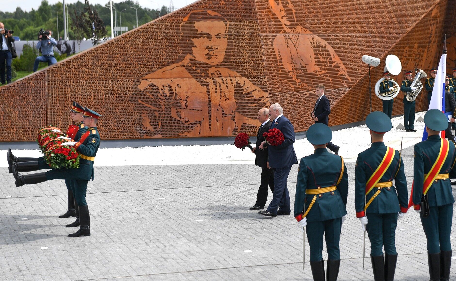 Путин и Лукашенко на открытии мемориала под Ржевом
