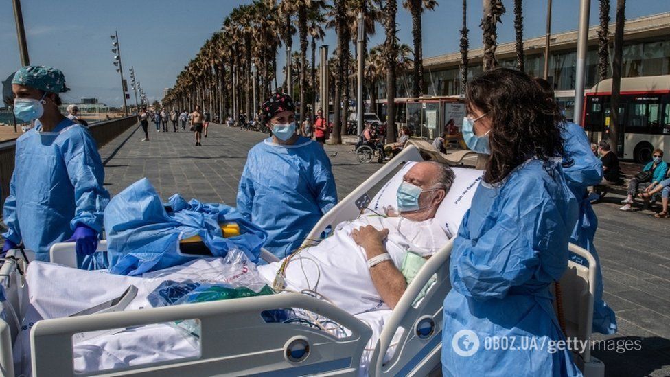 В Испании больных COVID-19 возят на "свидание" с морем