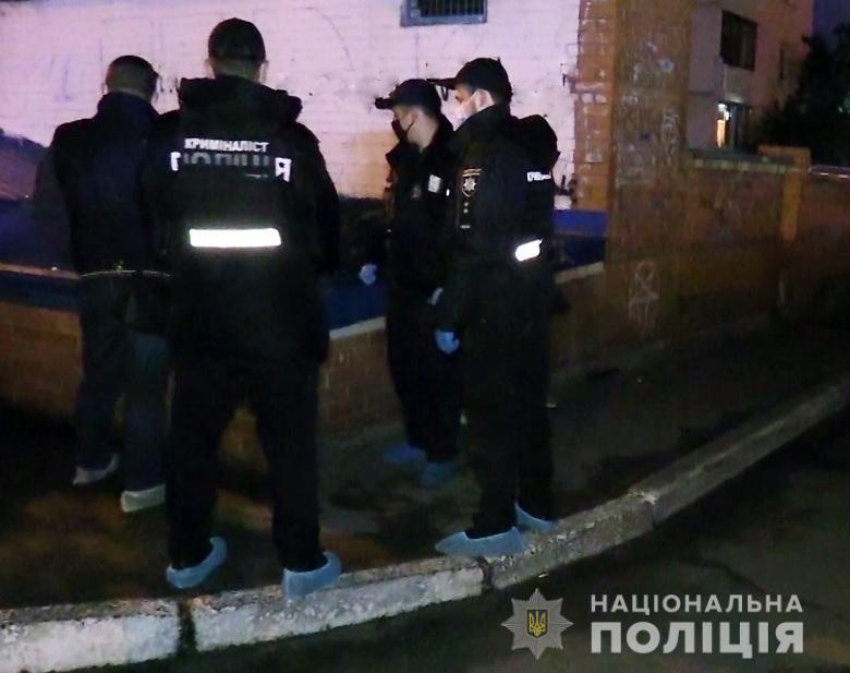 В Киеве мужчина набросился с ножом на друзей падчерицы, есть погибший