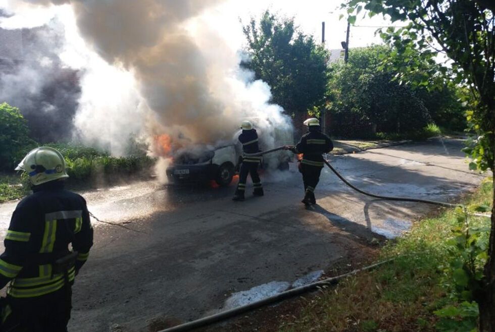 Рятувальники ліквідують пожежу