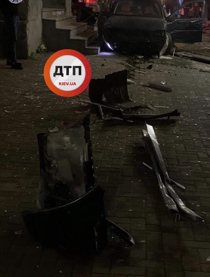 В Киеве авто на еврономерах снесло киоск на тротуаре