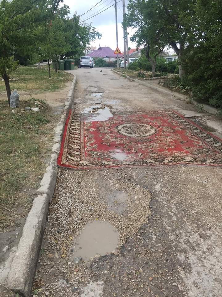 У Севастополі діри в дорозі закрили килимом