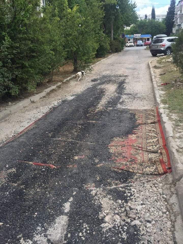 У Севастополі діри в дорозі закрили килимом