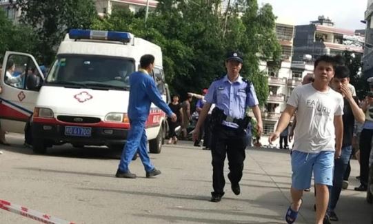 У Китаї чоловік із ножем напав на школу