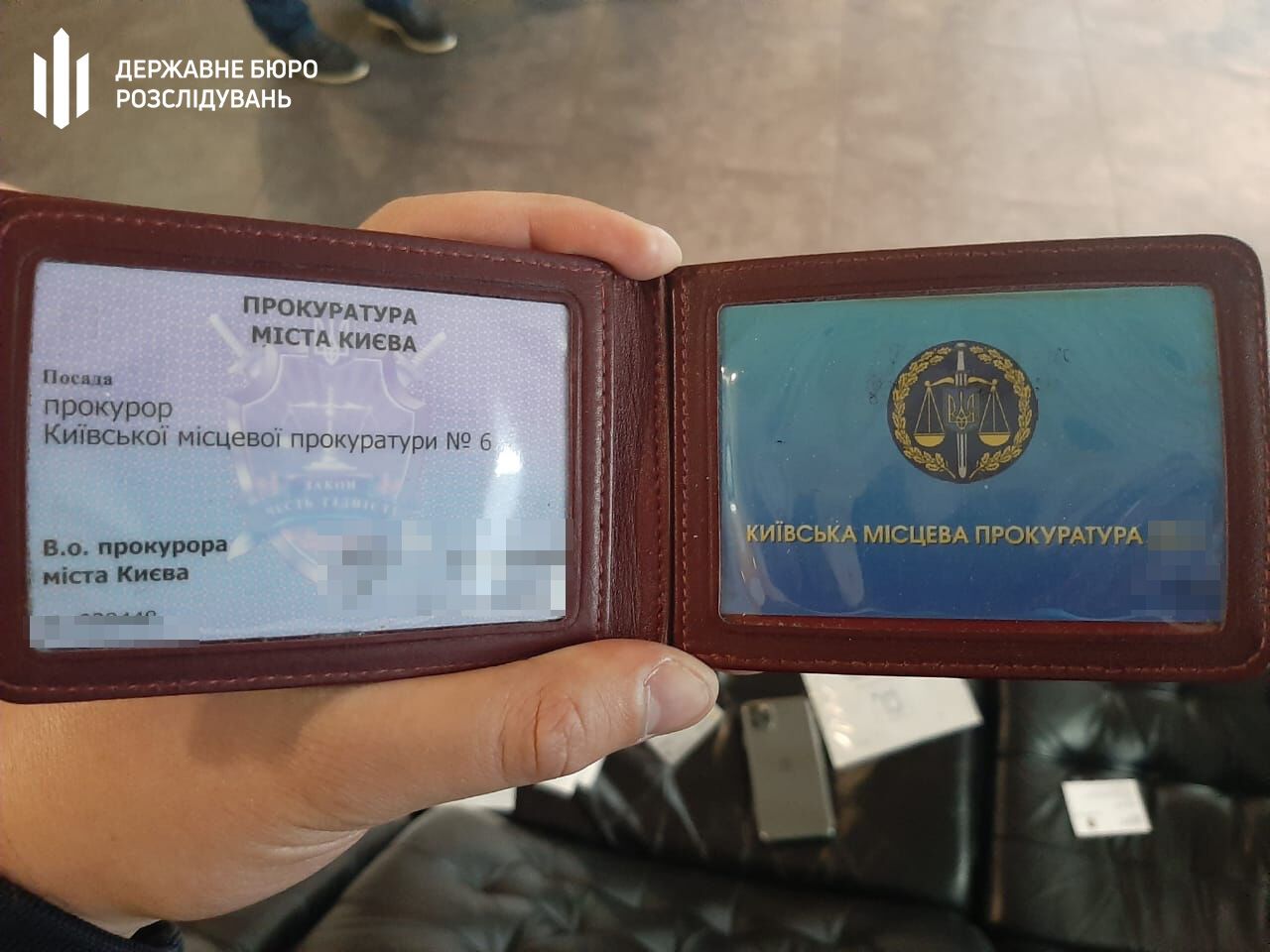 В Киеве на взятке в $100 тысяч поймали двух прокуроров